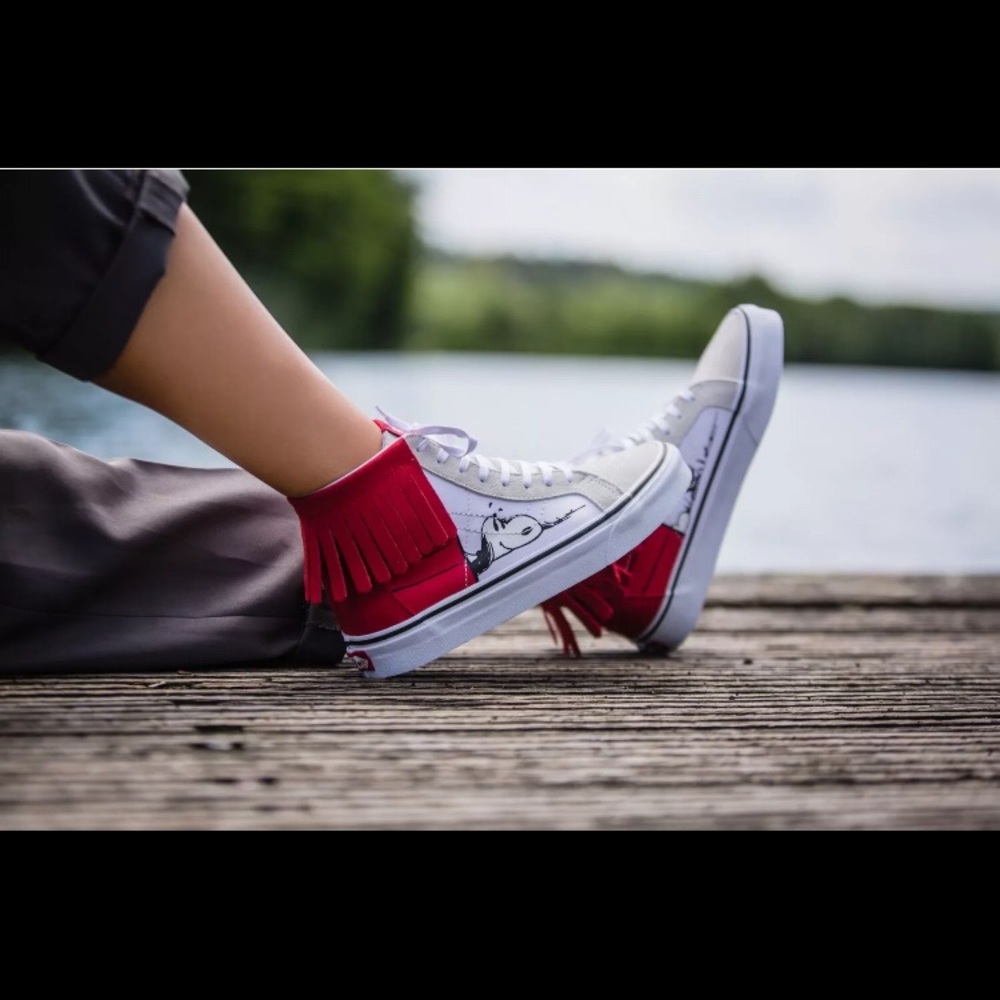 SK8-Hi Moc Peanuts Dog House Bone Snoopy Womens 7